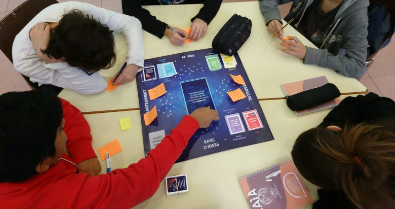 Alumnos jugando con el tablero de Cazadores de Historias
